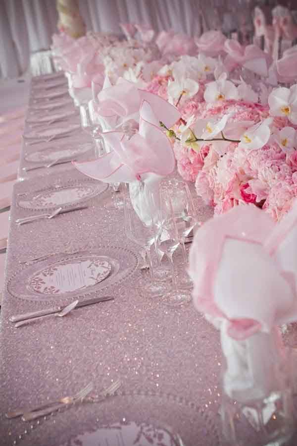 Décor table feerique mariage theme princesse, nappe en satin rose, mariage rose poudre et argent